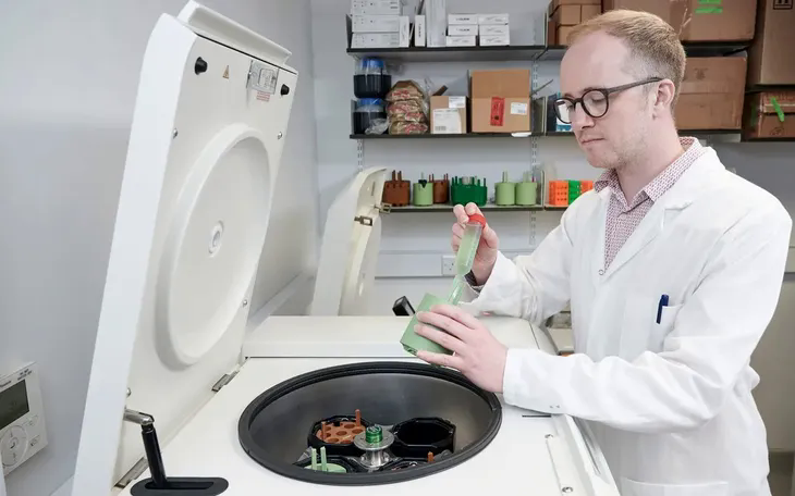 Nhà sinh học kỹ thuật Stephen Wallace thu hoạch vi khuẩn E. coli biến đổi gen có thể chuyển đổi nhựa phân hủy thành thuốc giảm đau thông thường. (Ảnh: Edinburgh Innovations) Nhà sinh học kỹ thuật Stephen Wallace thu hoạch vi khuẩn E. coli biến đổi gen có thể chuyển đổi nhựa phân hủy thành thuốc giảm đau thông thường. (Ảnh: Edinburgh Innovations)