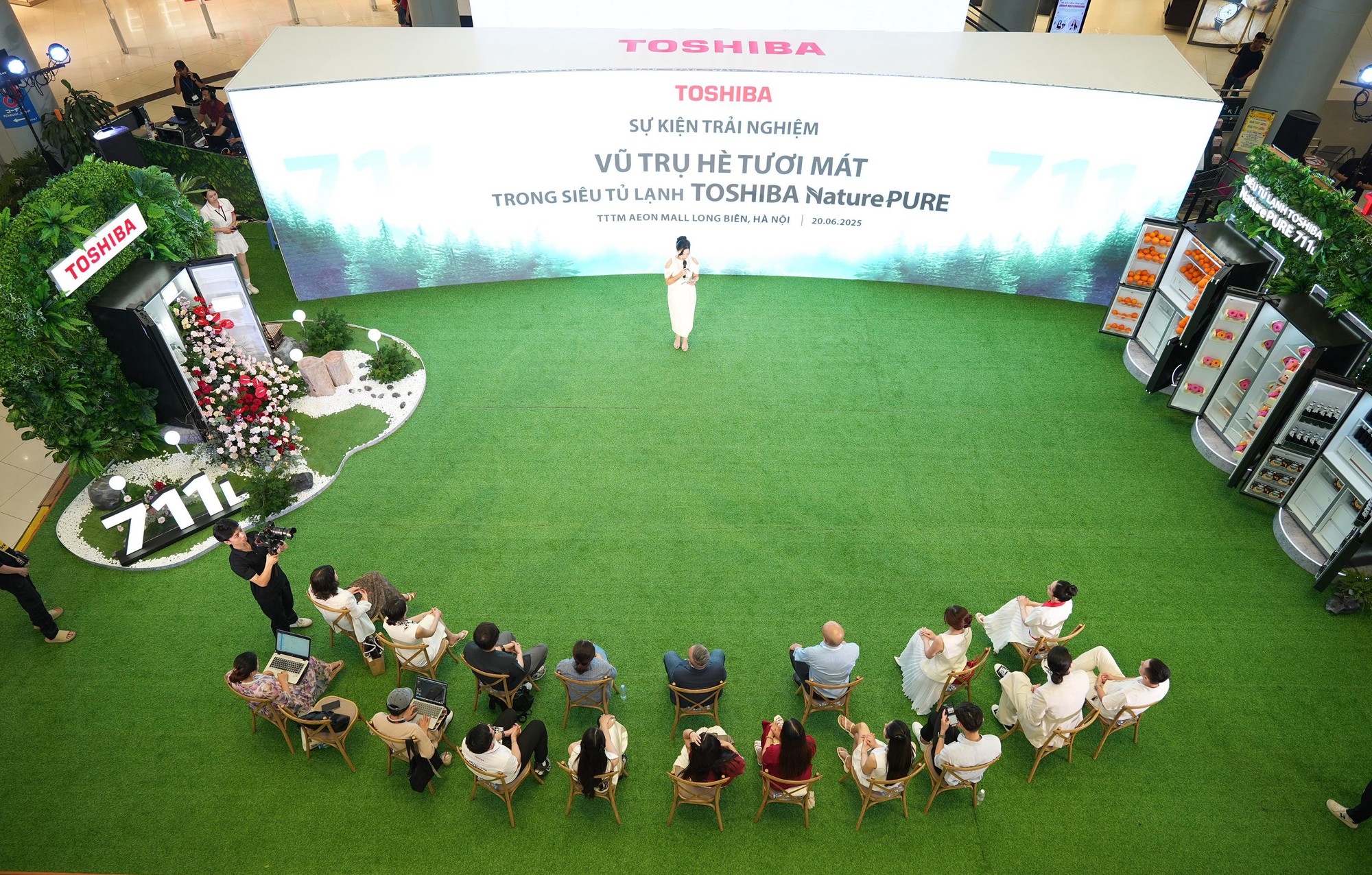Đổ bộ AEON Mall - khám phá “Vũ trụ hè tươi mát trong siêu tủ lạnh Toshiba NaturePURE 711L”- Ảnh 2. Đổ bộ AEON Mall - khám phá “Vũ trụ hè tươi mát trong siêu tủ lạnh Toshiba NaturePURE 711L”- Ảnh 2.