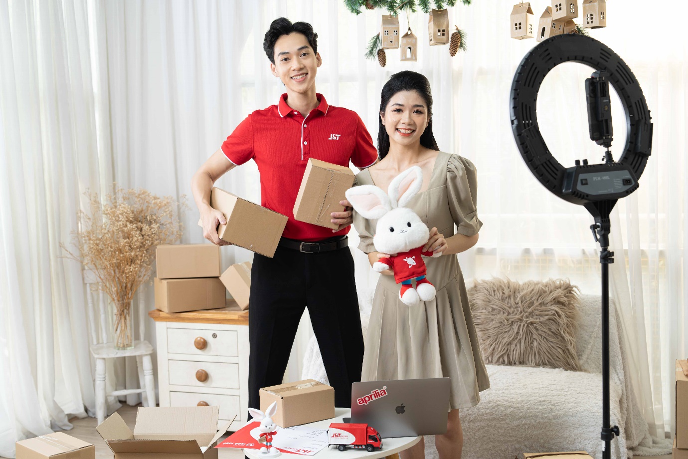 J&T Express: “Siêu quay trúng ngay” tăng nhiệt chặng cuối - iPhone 15 và loạt quà tặng giá trị đã có chủ- Ảnh 1. J&T Express: “Siêu quay trúng ngay” tăng nhiệt chặng cuối - iPhone 15 và loạt quà tặng giá trị đã có chủ- Ảnh 1.
