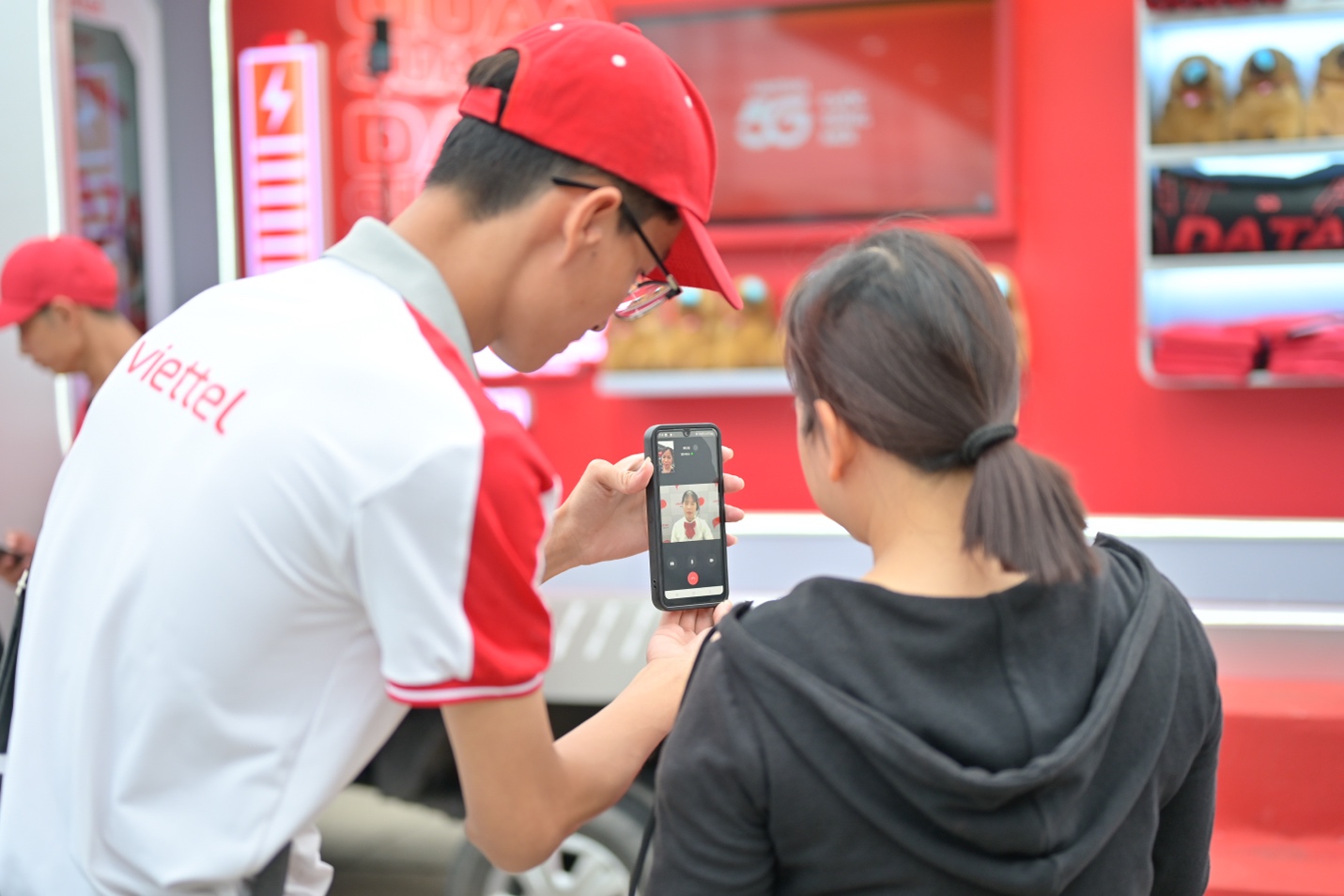 Chuyến xe 5G Viettel: Đưa công nghệ chạm đến từng ngóc ngách miền Tây- Ảnh 3. Chuyến xe 5G Viettel: Đưa công nghệ chạm đến từng ngóc ngách miền Tây- Ảnh 3.
