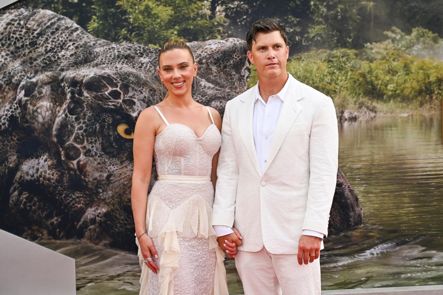 Scarlett Johansson công khai hôn người đàn ông khác ngay trước mặt chồng- Ảnh 5. Scarlett Johansson công khai hôn người đàn ông khác ngay trước mặt chồng- Ảnh 5.