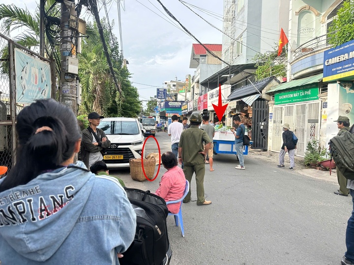 Người đàn ông tử vong sau va chạm với xe lôi tự chế bán rau ở TP.HCM- Ảnh 1.