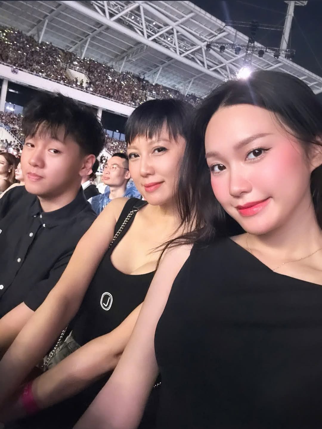 Mẹ vợ Đoàn Văn Hậu “gây bão” với nhan s…