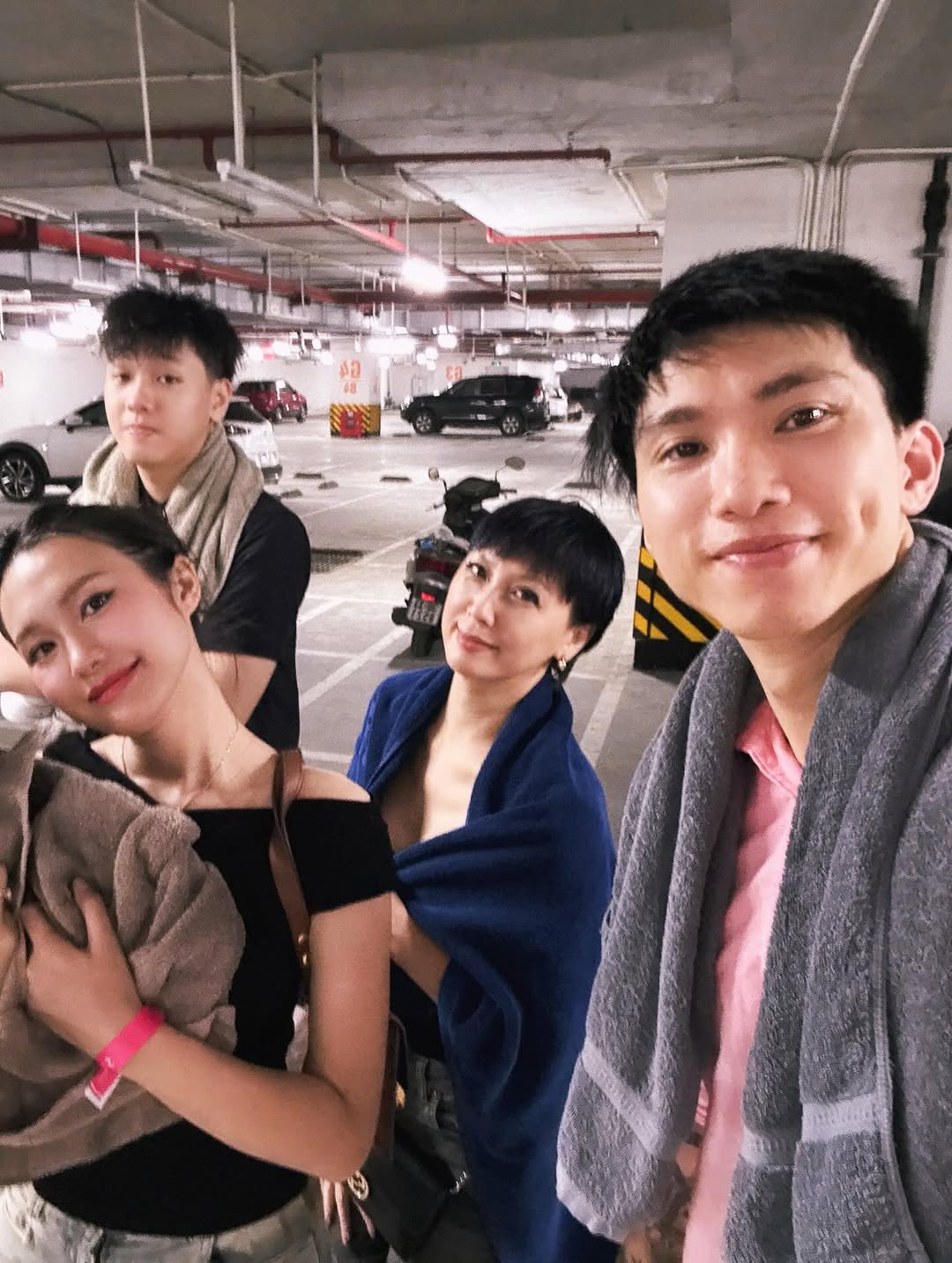 Mẹ vợ Đoàn Văn Hậu “gây bão” với nhan sắc cực phẩm bên Doãn Hải My trong bộ ảnh đi “đu idol” G-Dragon cực cháy!- Ảnh 2.