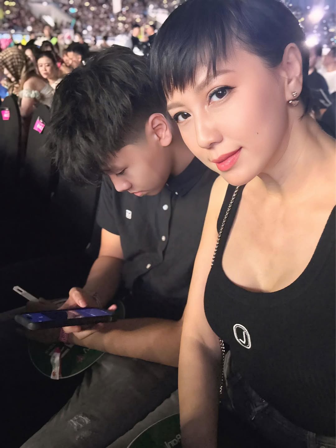 Mẹ vợ Đoàn Văn Hậu “gây bão” với nhan sắc cực phẩm bên Doãn Hải My trong bộ ảnh đi “đu idol” G-Dragon cực cháy!- Ảnh 3.