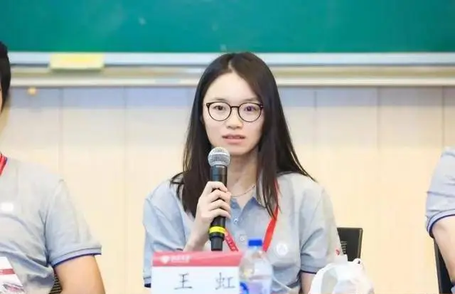 Hai thiên tài toán học cùng xuất hiện trong một khung hình: Vi Thần bất ngờ "phá vỏ", sôi nổi tranh luận trước đám đông- Ảnh 4.