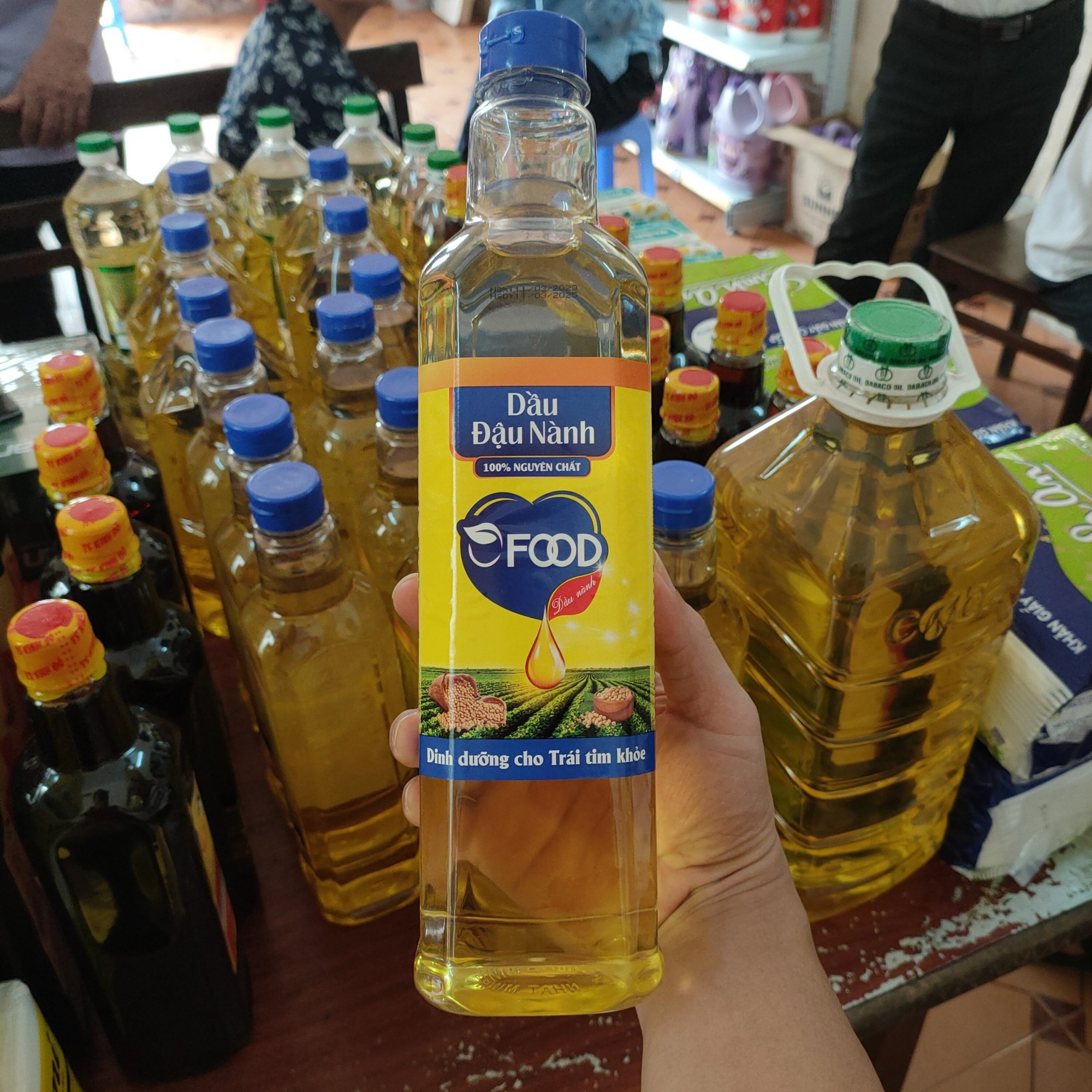 Hàng chục nghìn tấn dầu chăn nuôi ‘biến thành’ dầu ăn cho người: Ăn vào nguy hiểm ra sao?- Ảnh 1.