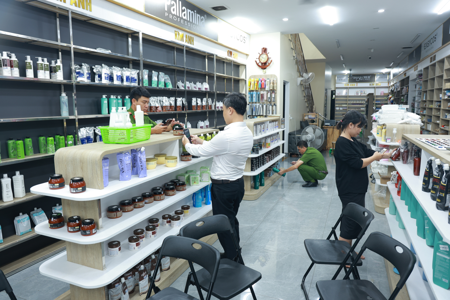 Hàng tấn mỹ phẩm không rõ nguồn gốc vừa phát hiện ở cửa hàng Kim Anh: 2.900 sản phẩm, 43 loại nhãn hàng- Ảnh 2.