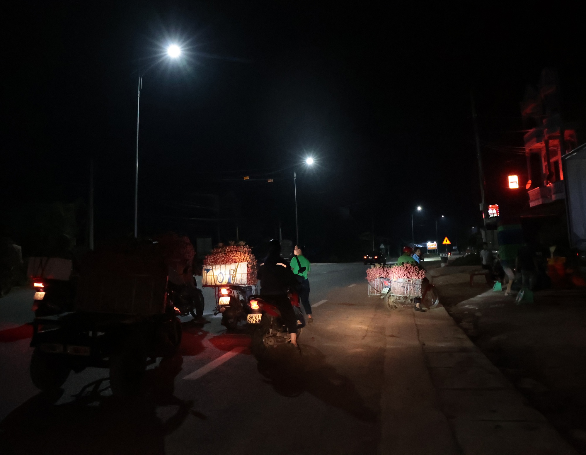Sáng mùng 1 âm lịch, người dân Bắc Giang bàng hoàng vì giá vải bỗng dưng giảm mạnh, chỉ còn 3.000 đồng/kg- Ảnh 1.