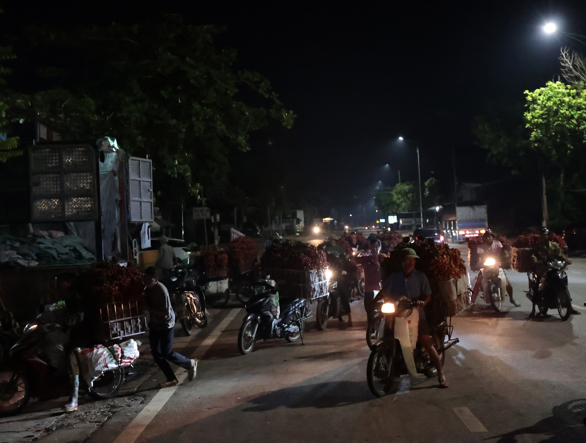 Sáng mùng 1 âm lịch, người dân Bắc Giang bàng hoàng vì giá vải bỗng dưng giảm mạnh, chỉ còn 3.000 đồng/kg- Ảnh 2.