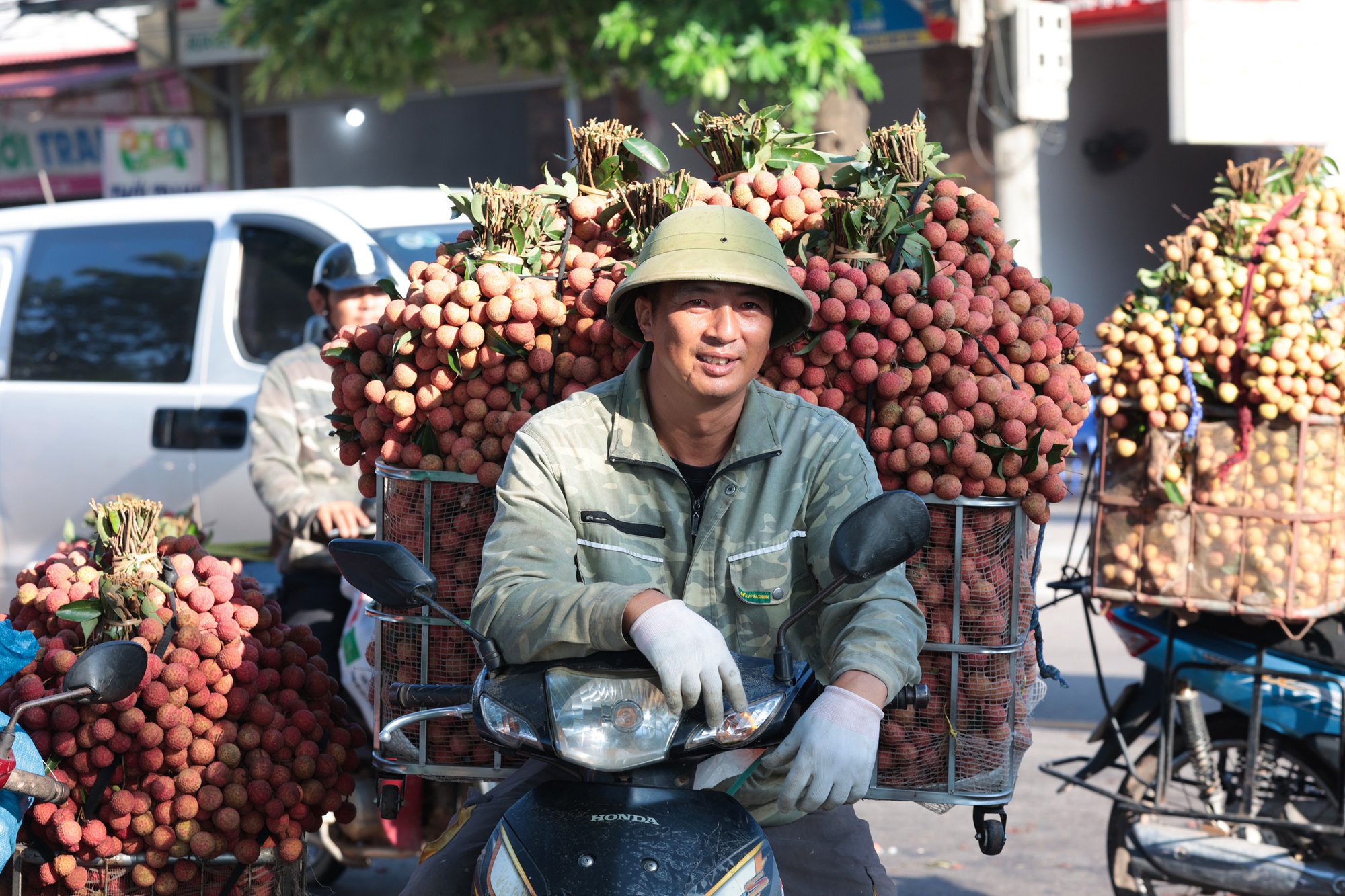 Sáng mùng 1 âm lịch, người dân Bắc Giang bàng hoàng vì giá vải bỗng dưng giảm mạnh, chỉ còn 3.000 đồng/kg- Ảnh 4.