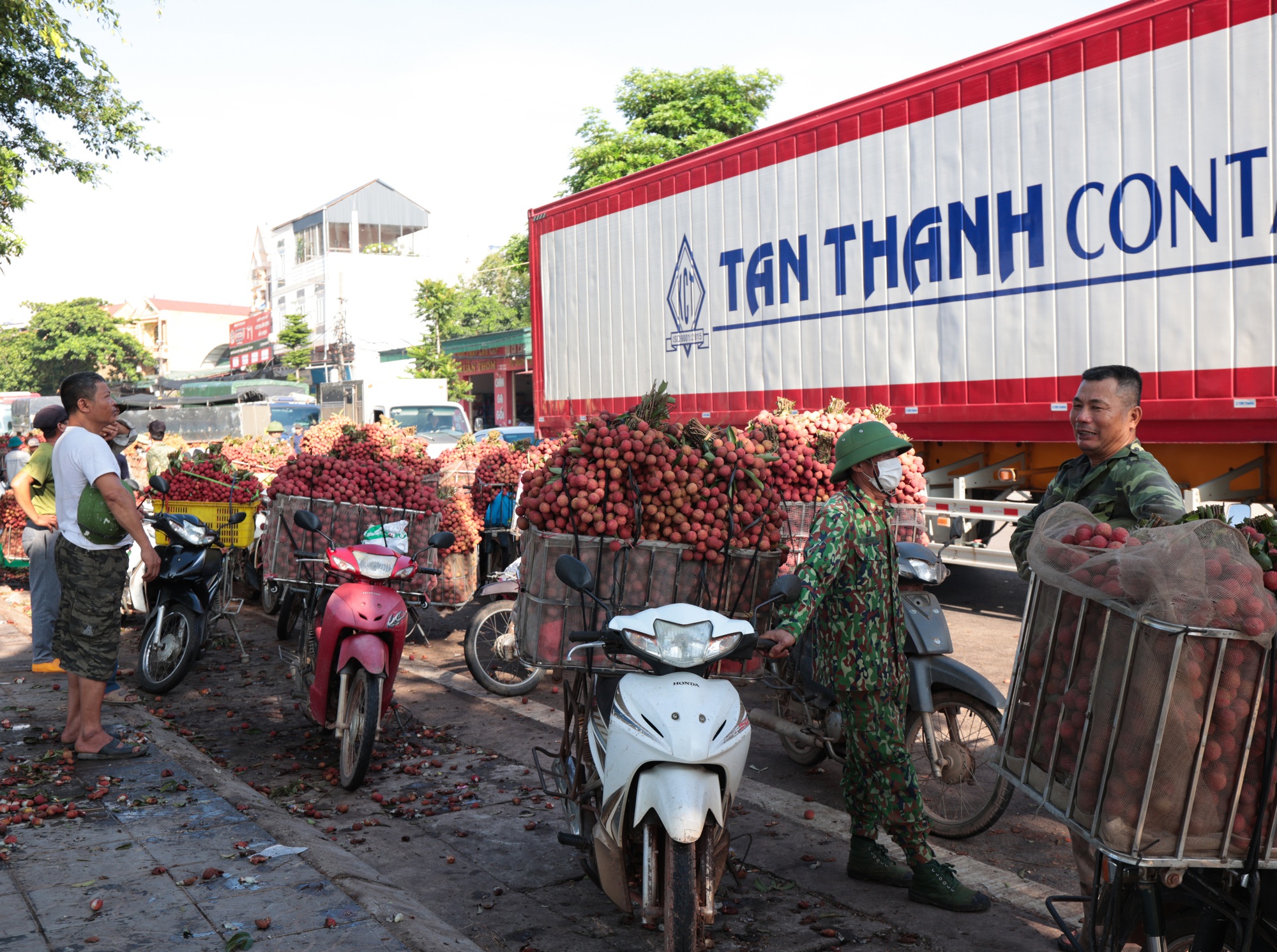 Sáng mùng 1 âm lịch, người dân Bắc Giang bàng hoàng vì giá vải bỗng dưng giảm mạnh, chỉ còn 3.000 đồng/kg- Ảnh 6.