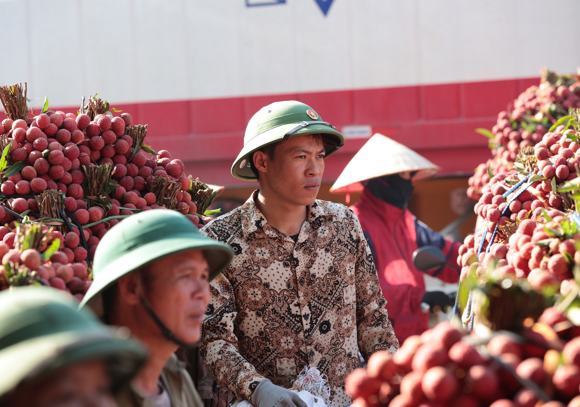 Sáng mùng 1 âm lịch, người dân Bắc Giang bàng hoàng vì giá vải bỗng dưng giảm mạnh, chỉ còn 3.000 đồng/kg- Ảnh 9.