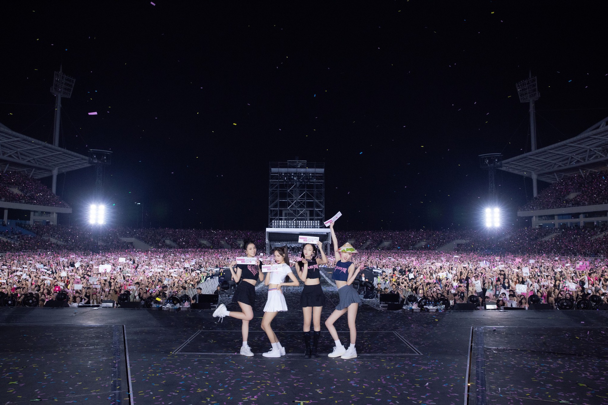 Concert nội địa đến D-8, chi hàng triệu đến chục triệu đồng đu G-Dragon, BLACKPINK vẫn hết vé - Fan Việt dạo này giàu quá!- Ảnh 1. Concert nội địa đến D-8, chi hàng triệu đến chục triệu đồng đu G-Dragon, BLACKPINK vẫn hết vé - Fan Việt dạo này giàu quá!- Ảnh 1.