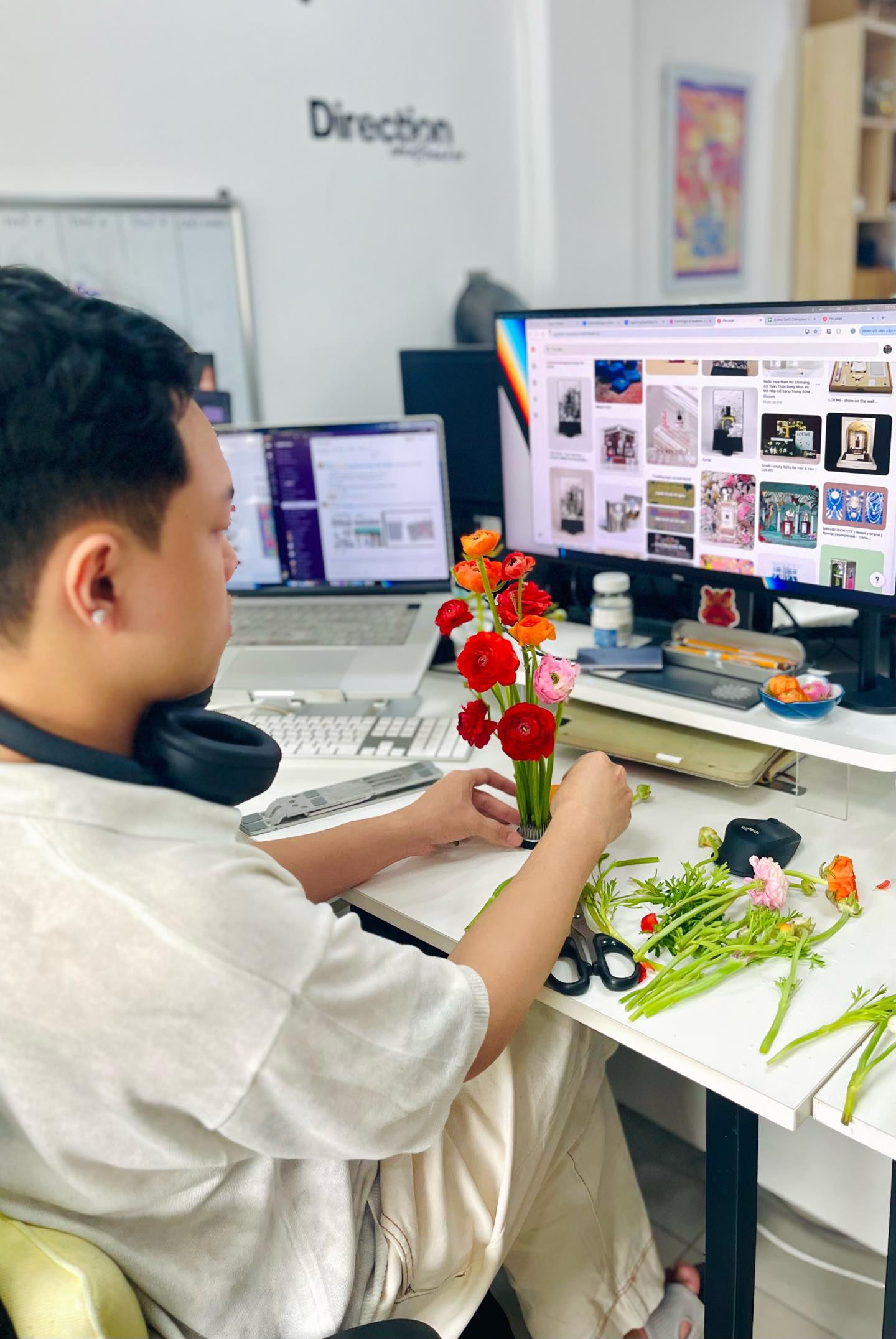 Bức ảnh bình lúa trên bàn làm việc giúp nam nhân viên SN 2000 