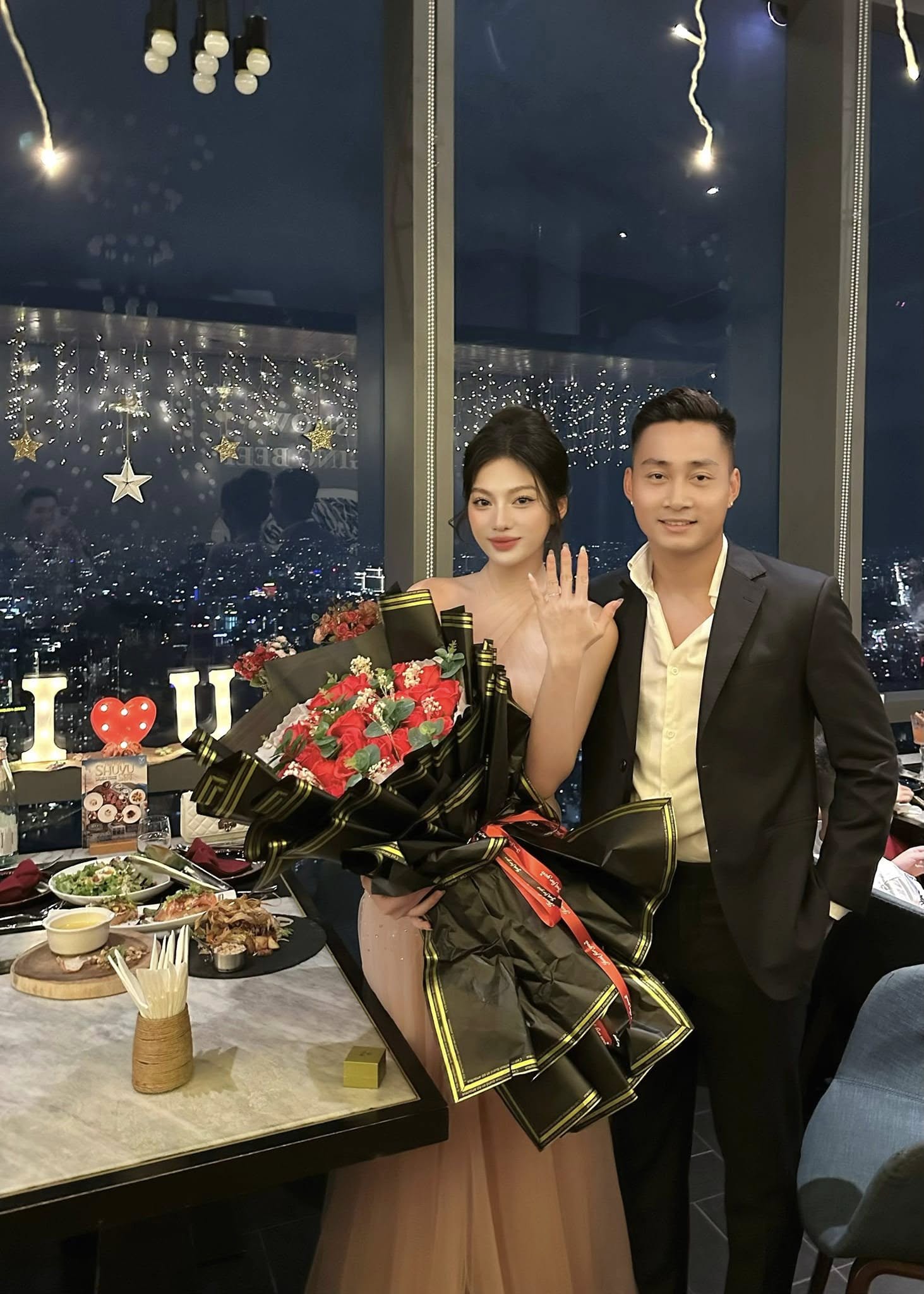 Cầu thủ nổi tiếng bị paparazzi tóm gọn hẹn hò với hotgirl ngoài phố, giờ công khai đưa nàng đến sân nhận huy chương- Ảnh 7.