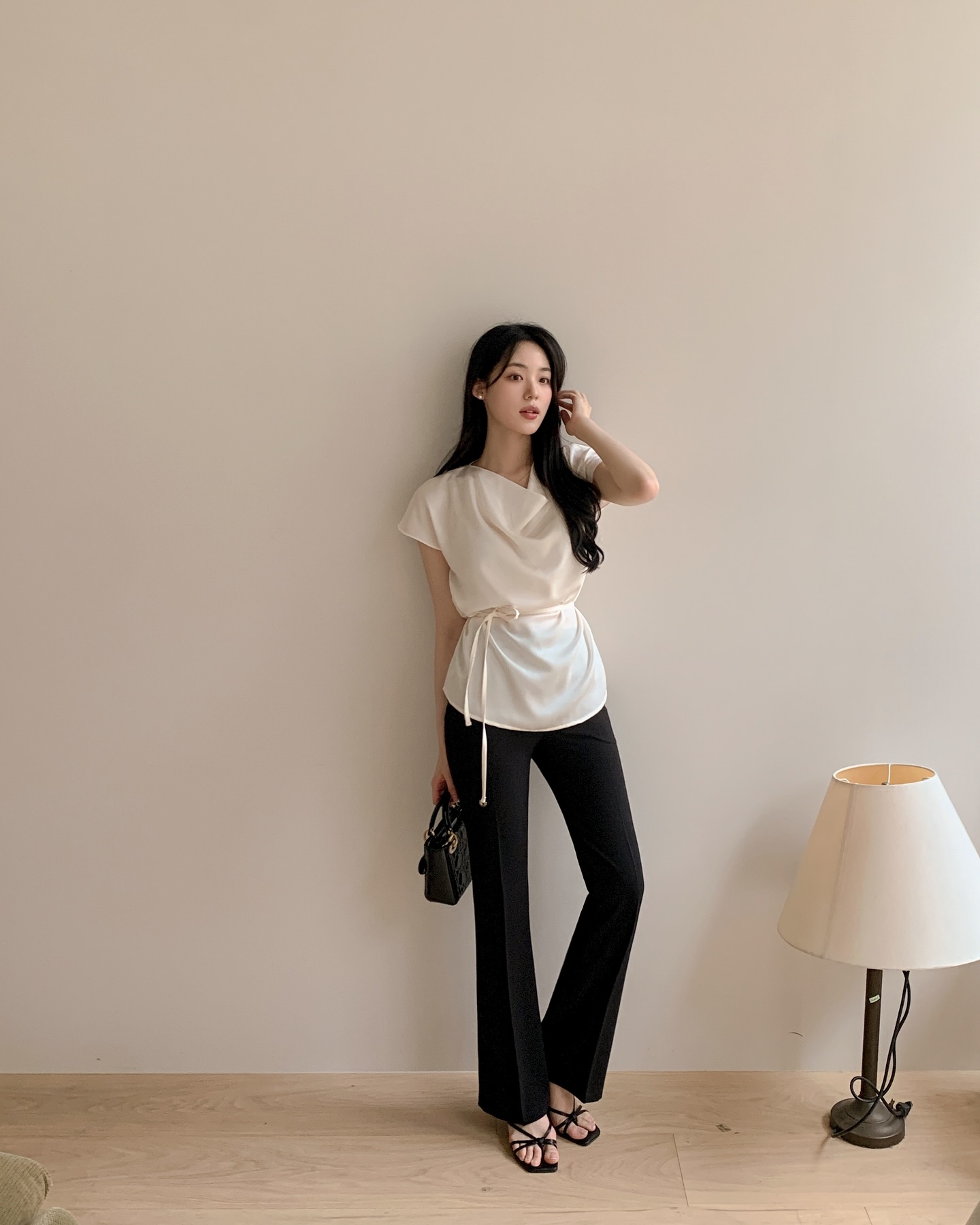 10 set đồ màu trung tính mùa hè: Không nhạt nhẽo mà cực sang, dành cho nàng thích sự đơn giản- Ảnh 9. 10 set đồ màu trung tính mùa hè: Không nhạt nhẽo mà cực sang, dành cho nàng thích sự đơn giản- Ảnh 9.