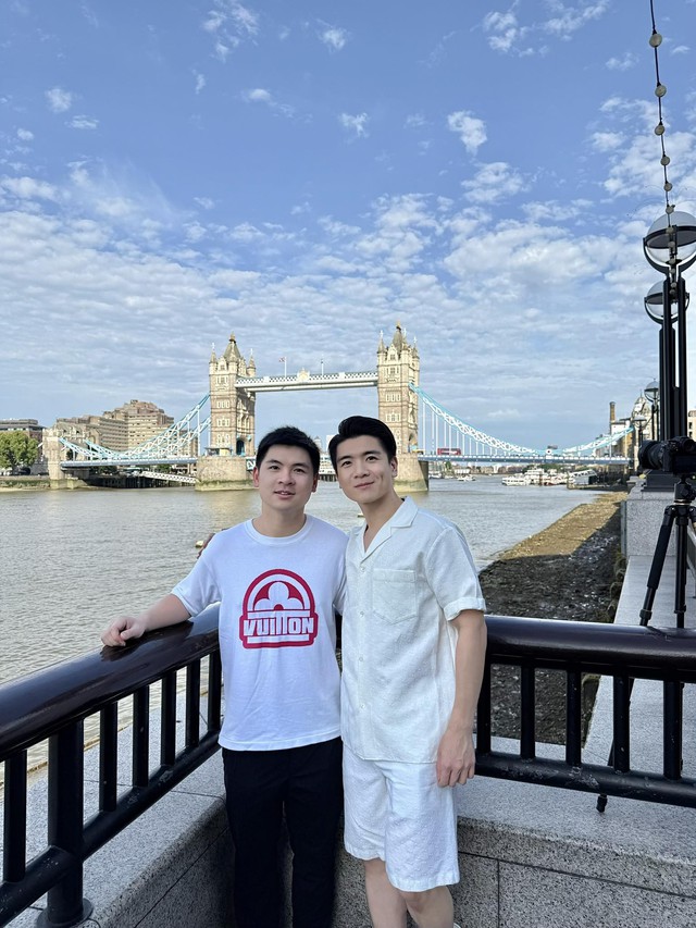 Hai thiếu gia nghìn tỷ nhà bầu Hiển cùng Đỗ Mỹ Linh du hí Anh: Khi du học còn non xanh, trở lại là bố bỉm!- Ảnh 1.