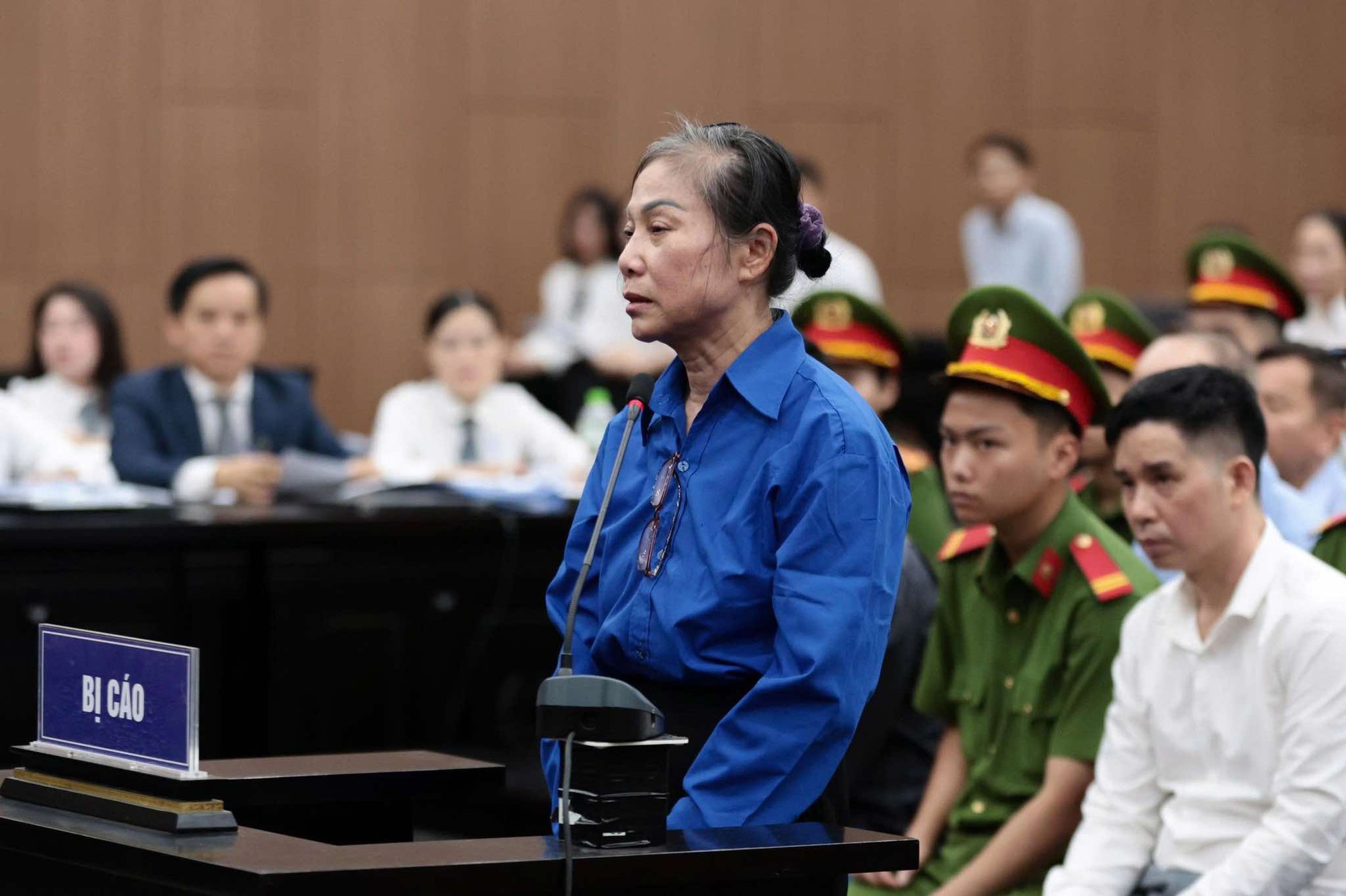 Cựu bí thư Vĩnh Phúc Hoàng Thị Thuý Lan bật khóc xin giảm án thấp nhất- Ảnh 1. Cựu bí thư Vĩnh Phúc Hoàng Thị Thuý Lan bật khóc xin giảm án thấp nhất- Ảnh 1.