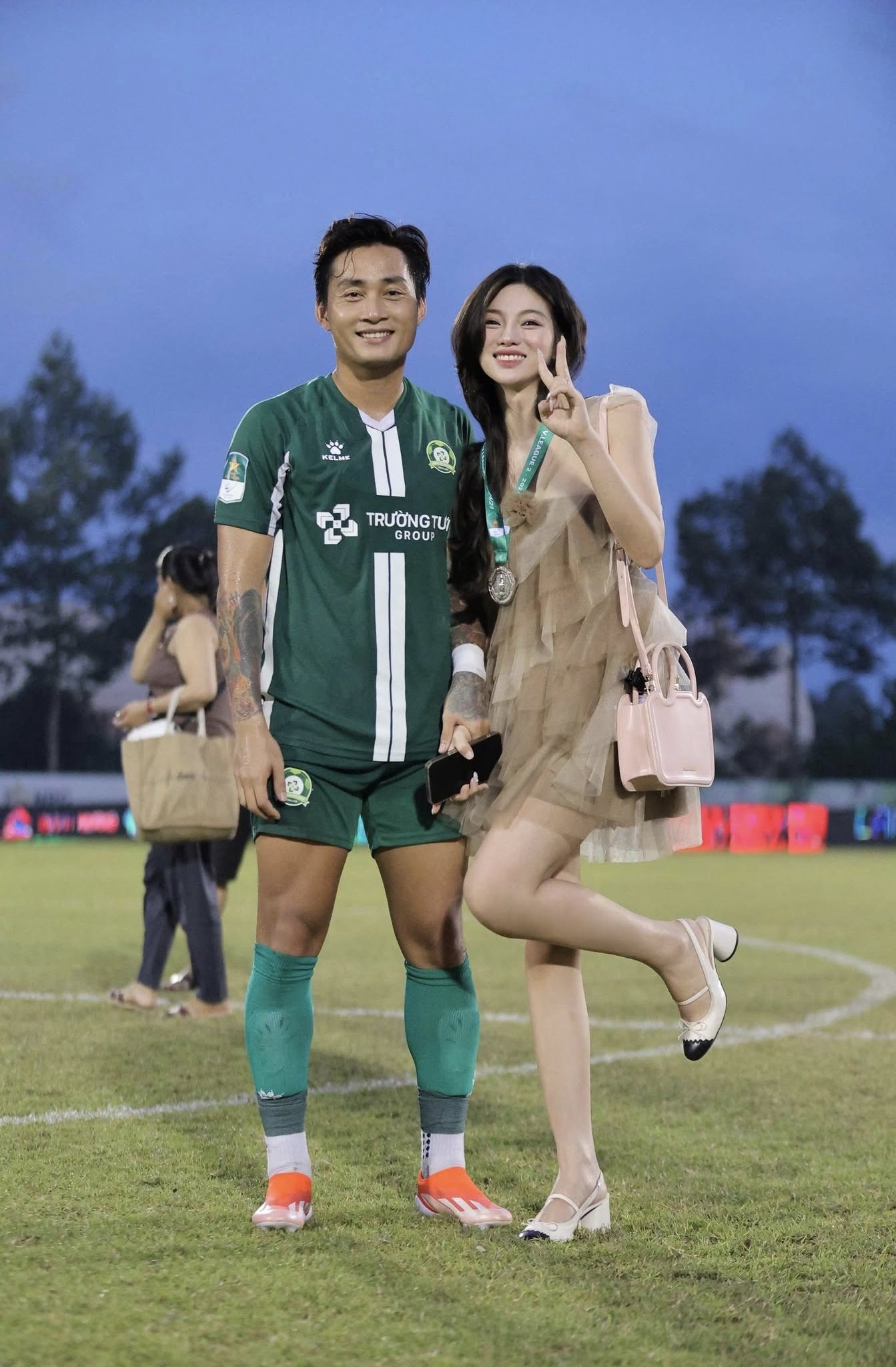 Cầu thủ nổi tiếng bị paparazzi tóm gọn hẹn hò với hotgirl ngoài phố, giờ công khai đưa nàng đến sân nhận huy chương- Ảnh 2.