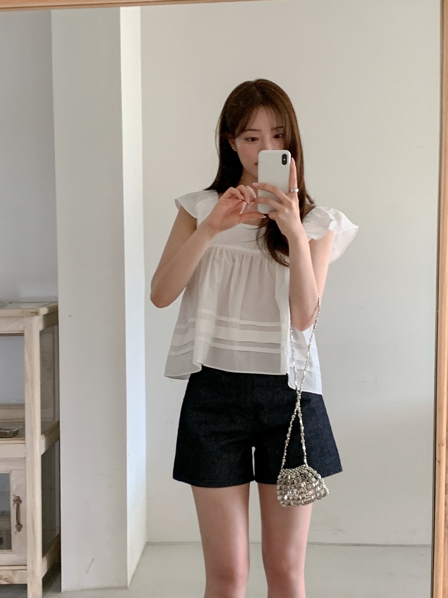10 set đồ màu trung tính mùa hè: Không nhạt nhẽo mà cực sang, dành cho nàng thích sự đơn giản- Ảnh 2. 10 set đồ màu trung tính mùa hè: Không nhạt nhẽo mà cực sang, dành cho nàng thích sự đơn giản- Ảnh 2.