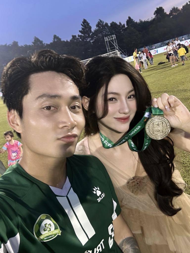 Cầu thủ nổi tiếng bị paparazzi tóm gọn hẹn hò với hotgirl ngoài phố, giờ công khai đưa nàng đến sân nhận huy chương- Ảnh 1.