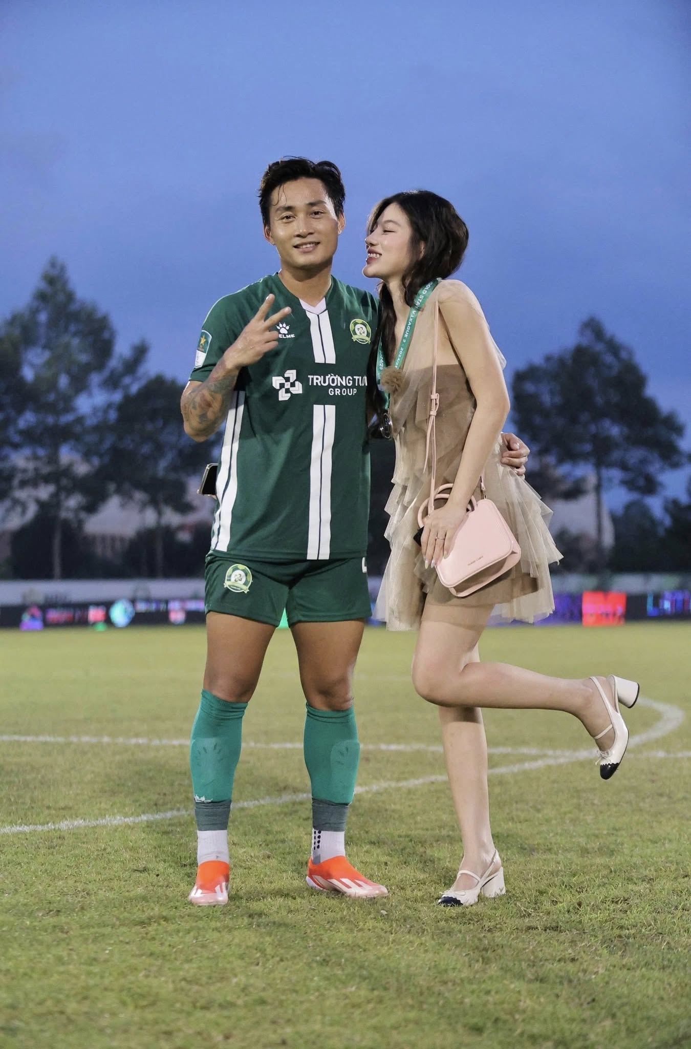 Cầu thủ nổi tiếng bị paparazzi tóm gọn hẹn hò với hotgirl ngoài phố, giờ công khai đưa nàng đến sân nhận huy chương- Ảnh 3.