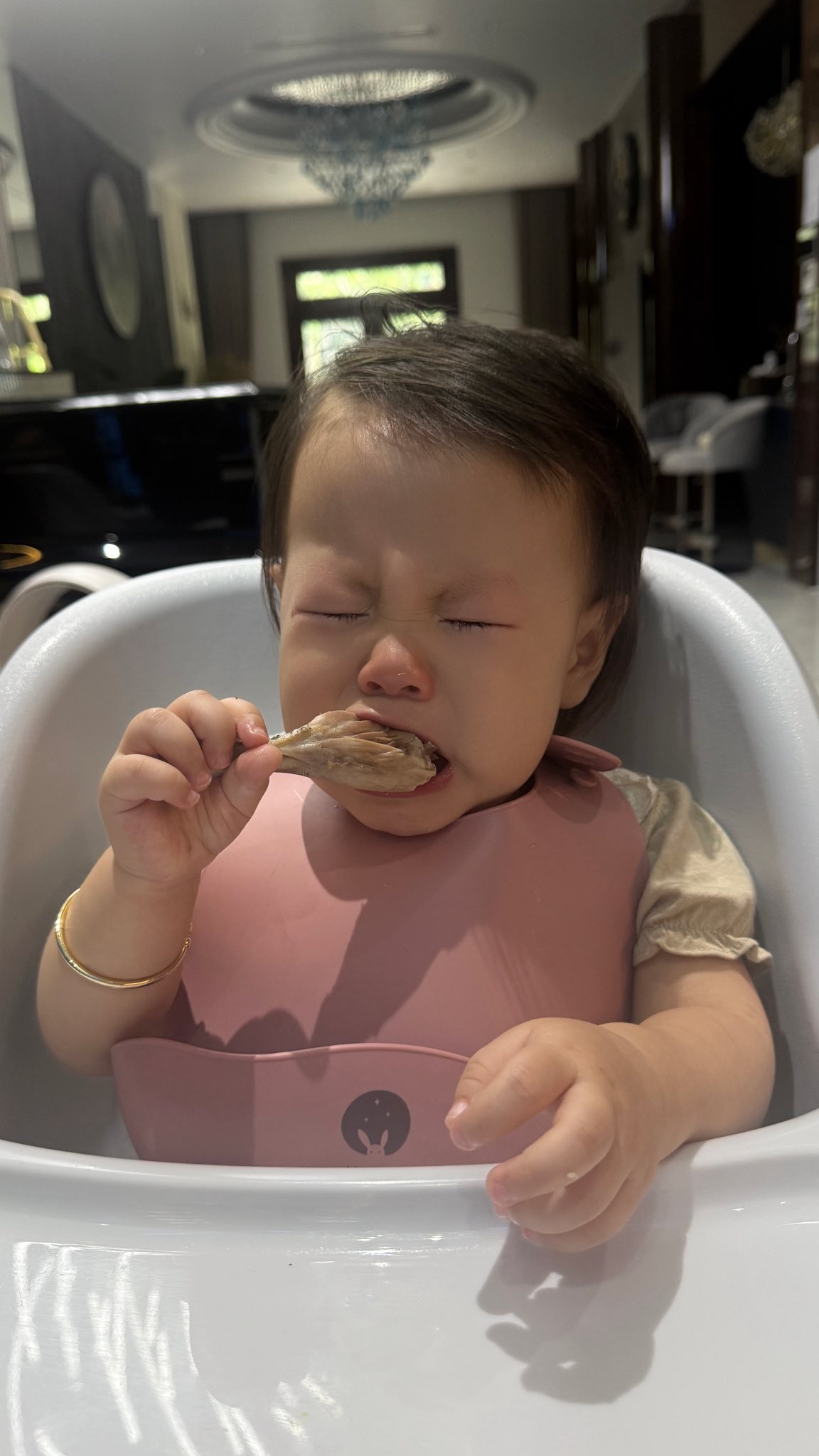 Phương Oanh khoe biểu cảm “siêu cấp đáng yêu” của con gái khi ăn, ai cũng khen giống shark Bình- Ảnh 2.