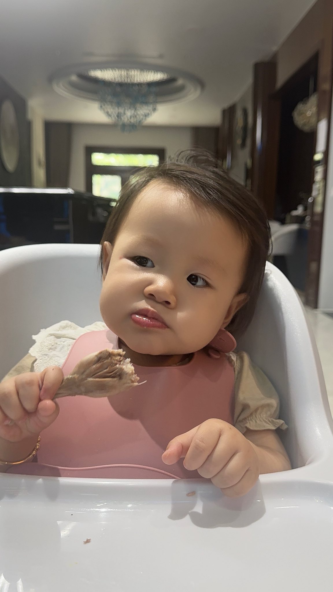 Phương Oanh khoe biểu cảm “siêu cấp đáng yêu” của con gái khi ăn, ai cũng khen giống shark Bình- Ảnh 3.