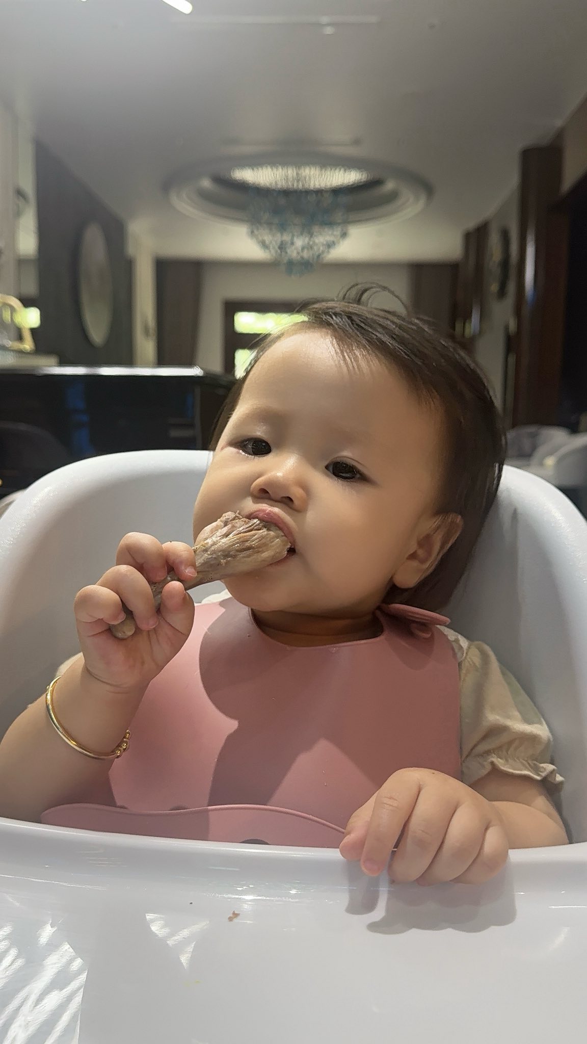 Phương Oanh khoe biểu cảm “siêu cấp đáng yêu” của con gái khi ăn, ai cũng khen giống shark Bình- Ảnh 4.