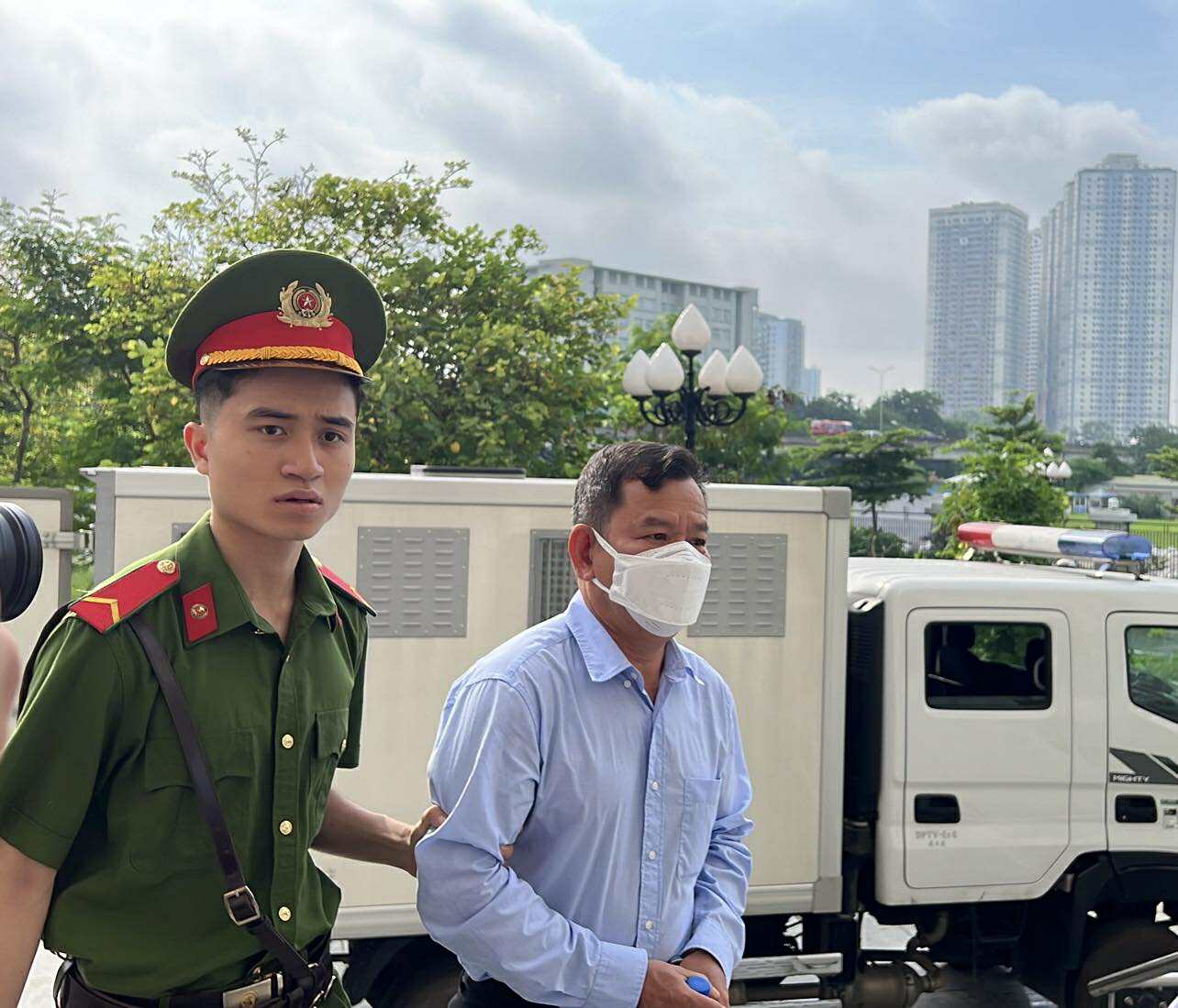 Nhận hối lộ chục tỉ đồng, cựu giám đốc sở ở Quảng Ngãi khai dùng 40.000 USD xây nhà cho người nghèo- Ảnh 1. Nhận hối lộ chục tỉ đồng, cựu giám đốc sở ở Quảng Ngãi khai dùng 40.000 USD xây nhà cho người nghèo- Ảnh 1.