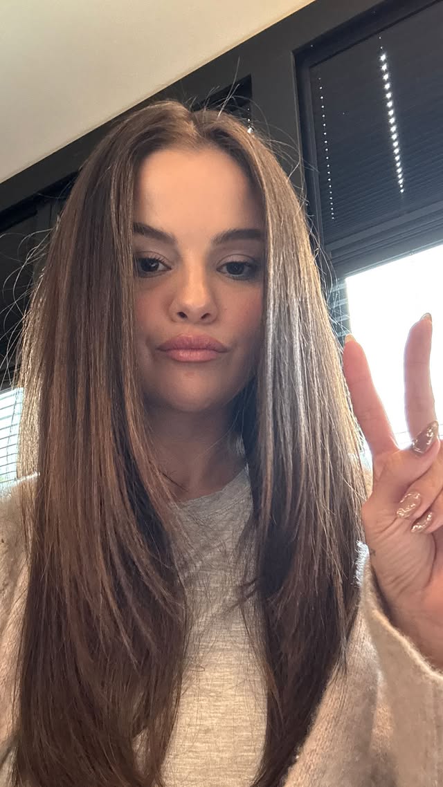 Selena Gomez làm gì với gương mặt mà phải tự thốt lên Selena Gomez làm gì với gương mặt mà phải tự thốt lên