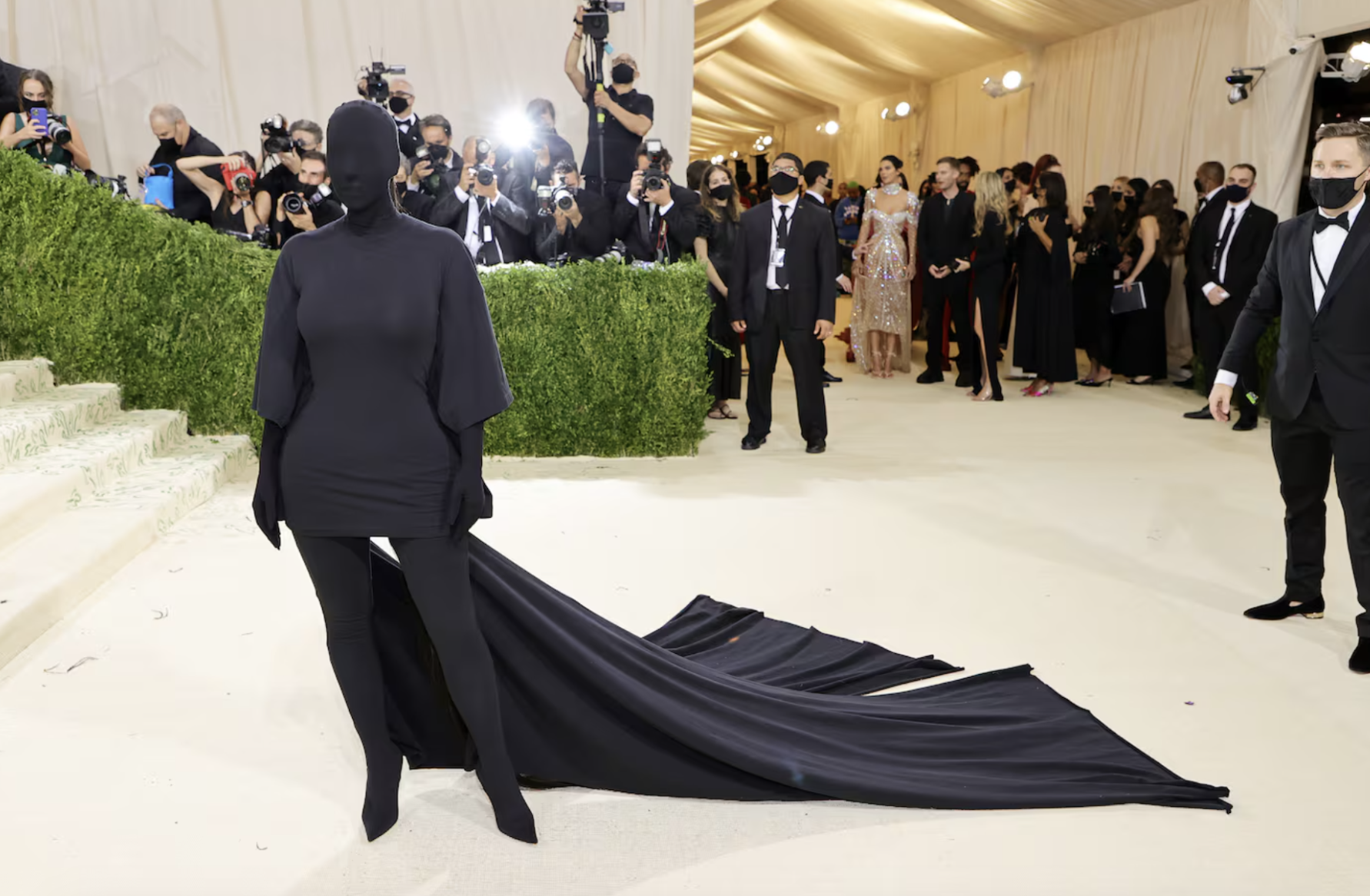 Lá thư từ chối thực tập của Balenciaga gây sốt: Màn “trả đũa” của Demna Gvasalia chăng?- Ảnh 12.