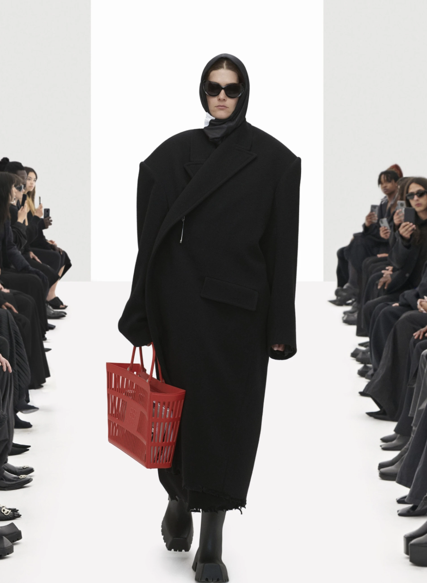 Lá thư từ chối thực tập của Balenciaga gây sốt: Màn “trả đũa” của Demna Gvasalia chăng?- Ảnh 22.