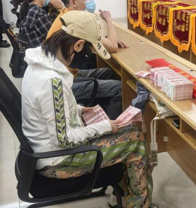 Thế chấp nhà, vay 18 tỷ đồng đầu tư cùng bạn trai, khi muốn rút thì "bị chặn số", người phụ nữ báo cảnh sát: triệt phá đường dây lừa đảo 650 tỷ- Ảnh 2.