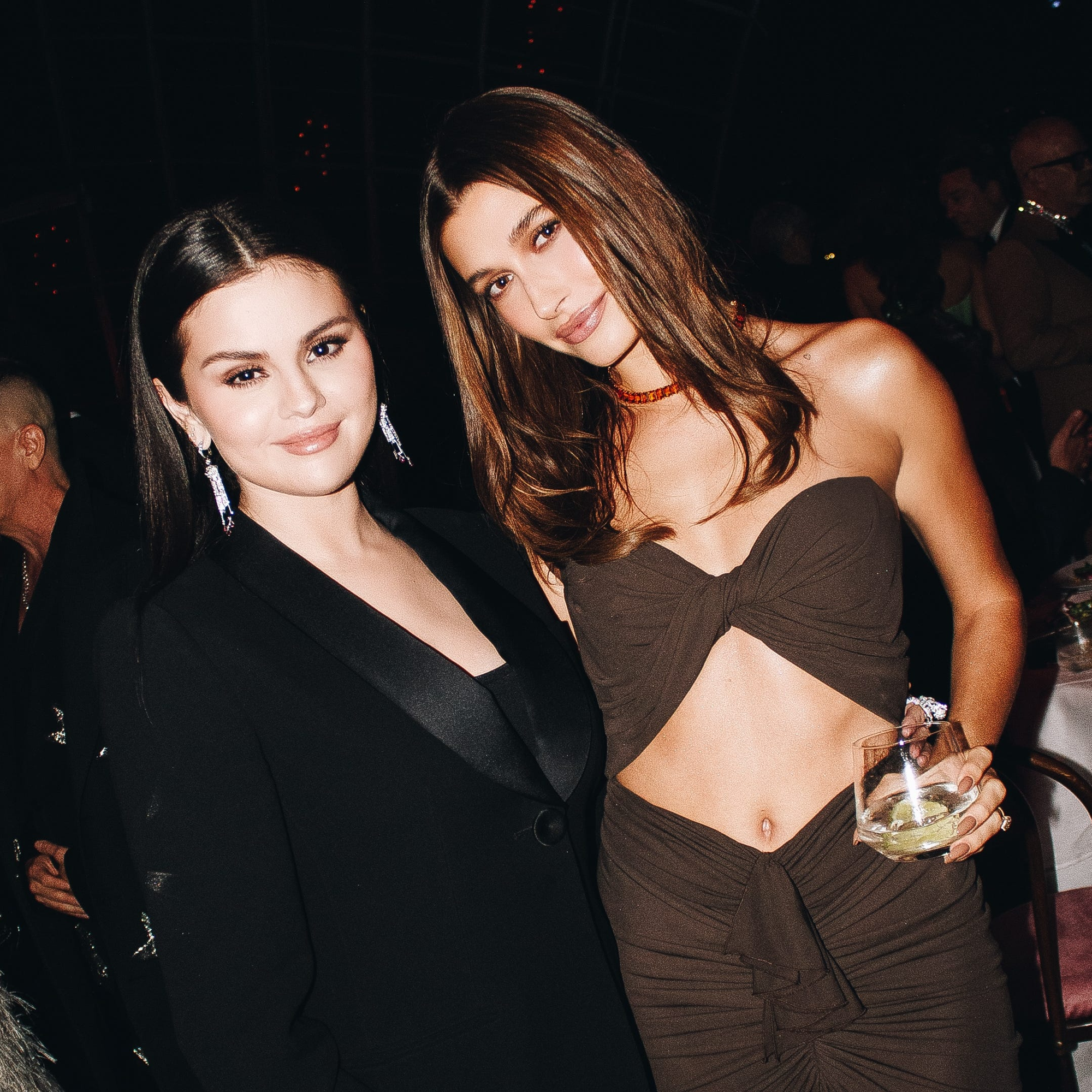Selena Gomez làm gì với gương mặt mà phải tự thốt lên Selena Gomez làm gì với gương mặt mà phải tự thốt lên