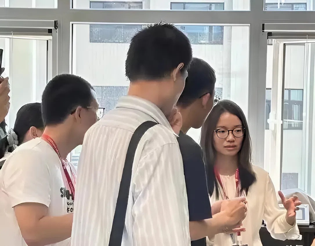 Hai thiên tài toán học cùng xuất hiện trong một khung hình: Vi Thần bất ngờ "phá vỏ", sôi nổi tranh luận trước đám đông- Ảnh 1.