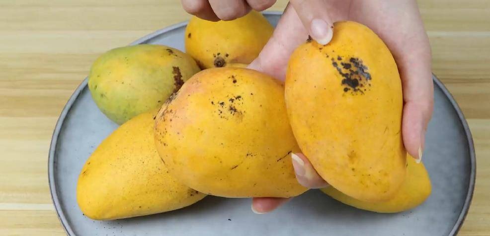 Mua xoài cứ dùng 5 mẹo này: Bách phát bách trúng, quả nào cũng ngọt như mía lùi- Ảnh 1.