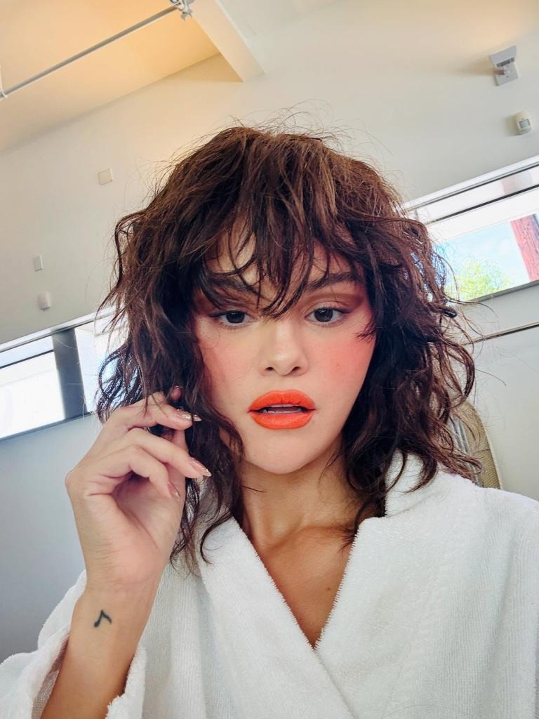 Selena Gomez làm gì với gương mặt mà phải tự thốt lên Selena Gomez làm gì với gương mặt mà phải tự thốt lên