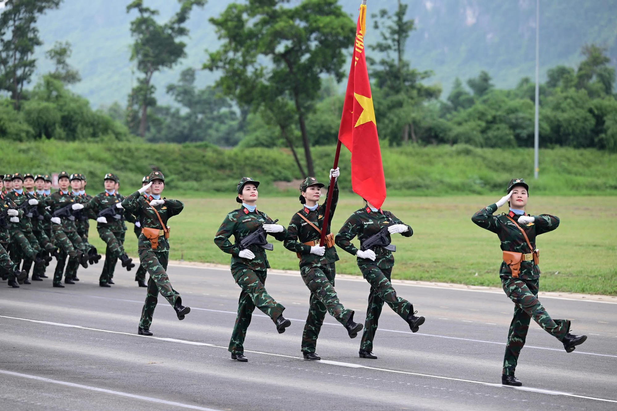 Ngắm các nữ chiến sĩ quân đội xinh đẹp …