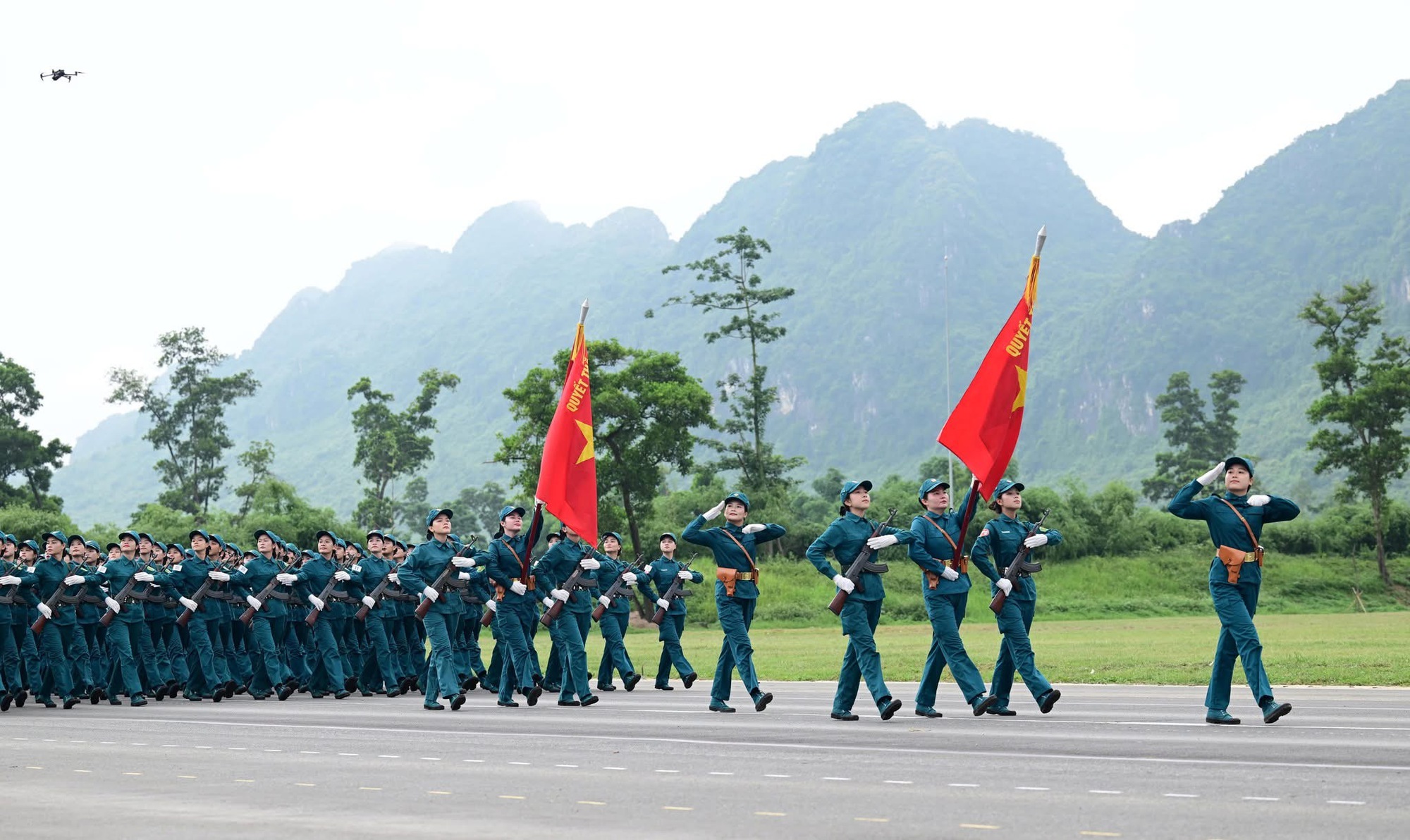 Ngắm các nữ chiến sĩ quân đội xinh đẹp luyện tập diễu binh, diễu hành- Ảnh 7.