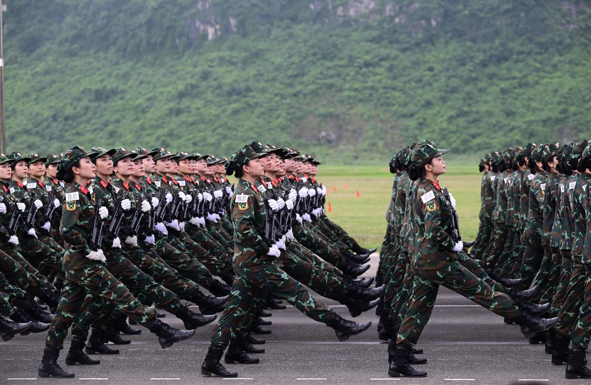 Ngắm các nữ chiến sĩ quân đội xinh đẹp luyện tập diễu binh, diễu hành- Ảnh 6.