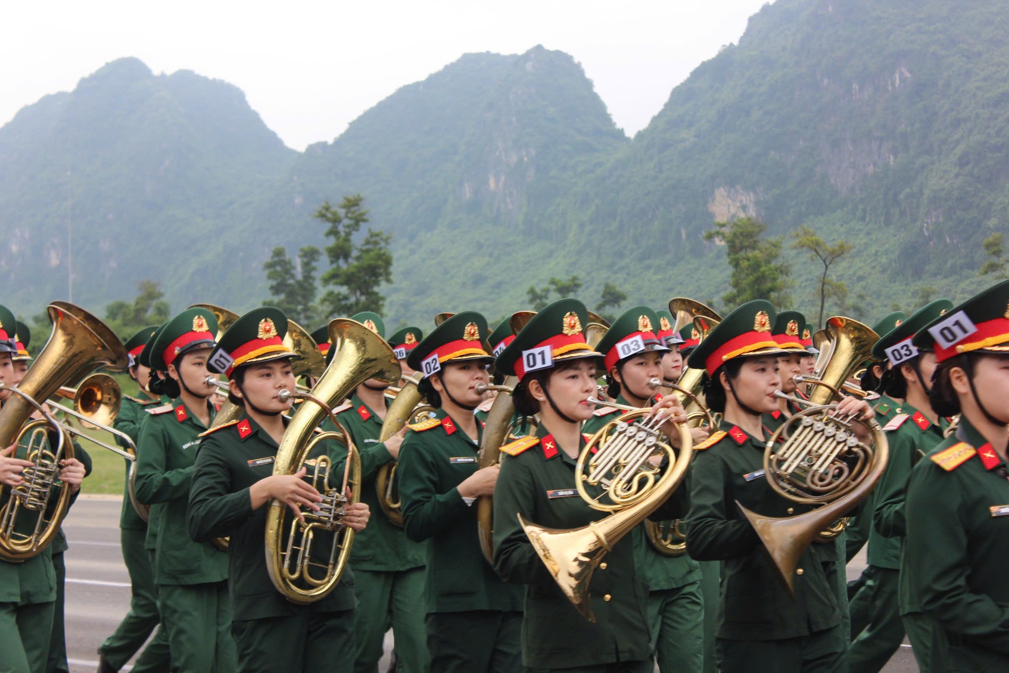 Ngắm các nữ chiến sĩ quân đội xinh đẹp luyện tập diễu binh, diễu hành- Ảnh 4.