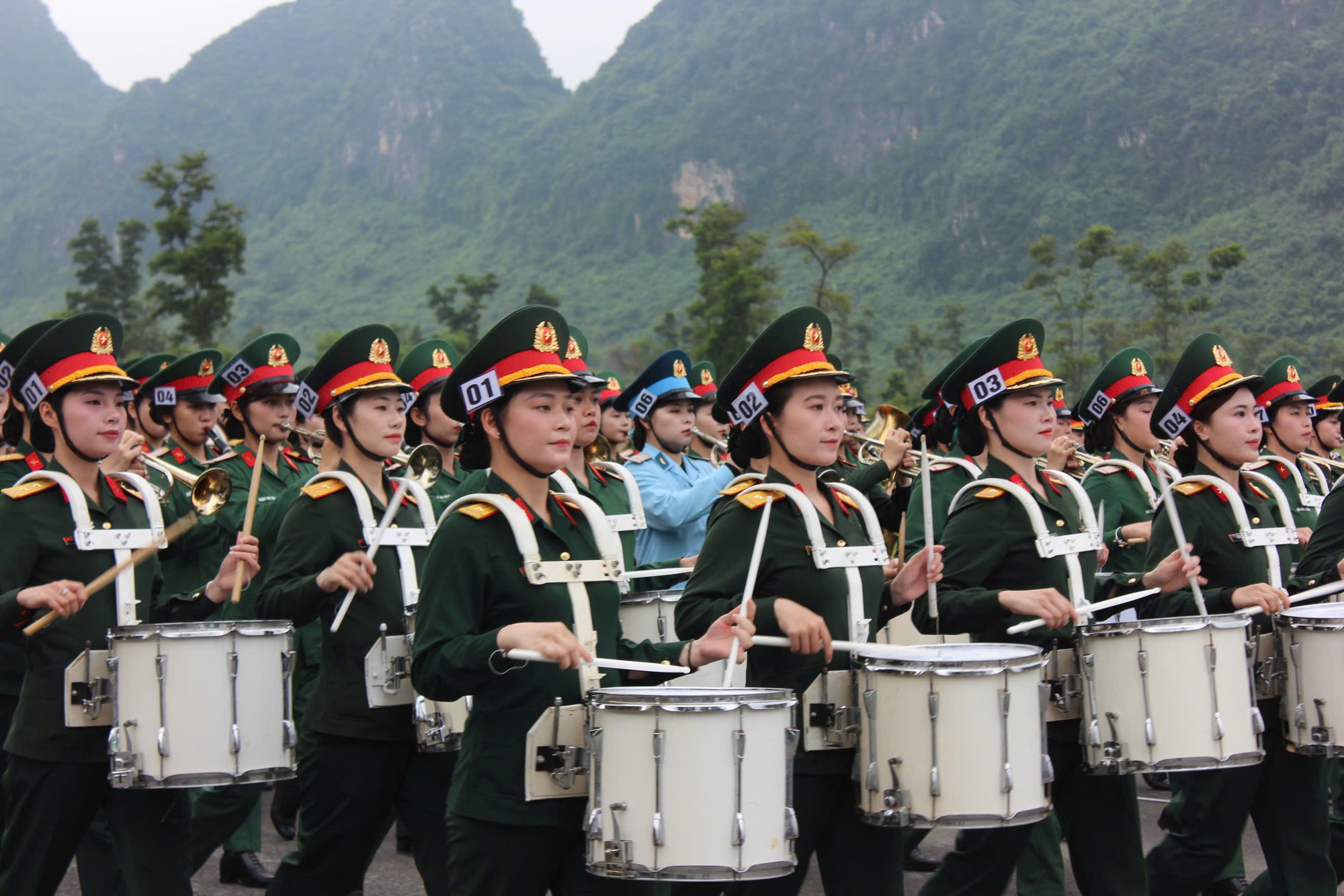 Ngắm các nữ chiến sĩ quân đội xinh đẹp luyện tập diễu binh, diễu hành- Ảnh 5.