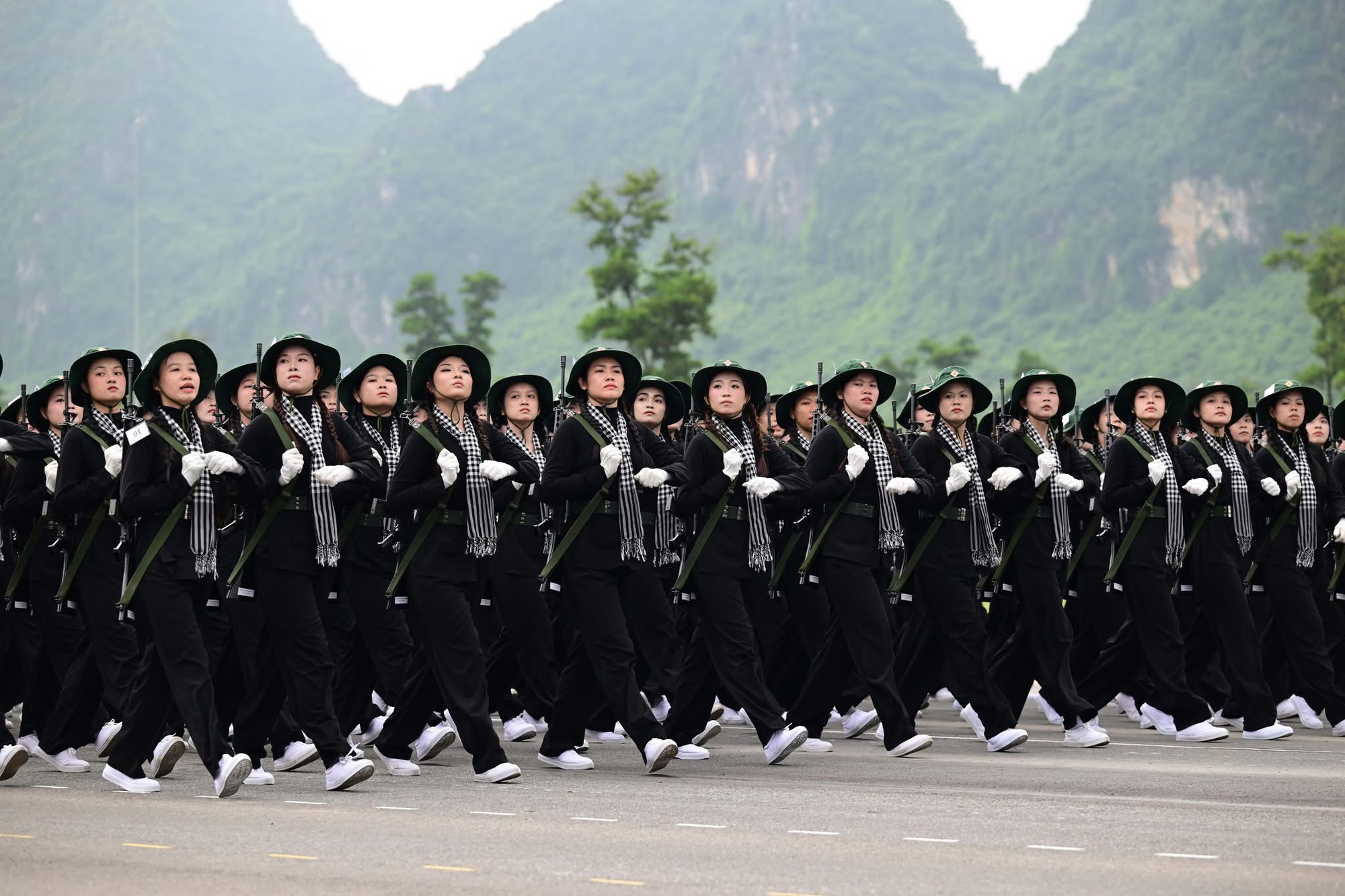 Ngắm các nữ chiến sĩ quân đội xinh đẹp luyện tập diễu binh, diễu hành- Ảnh 8.