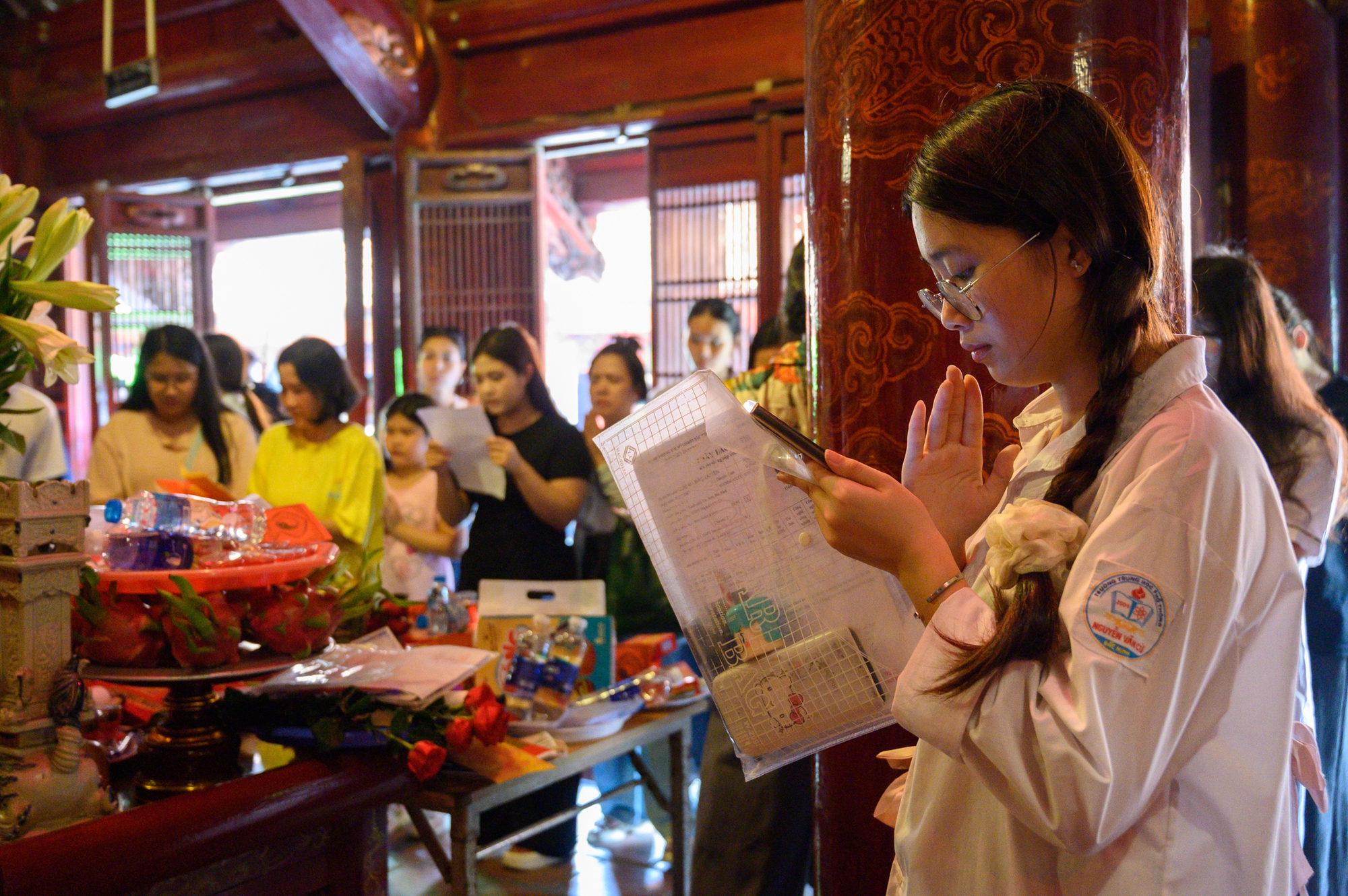 Văn Miếu, Việt Nam Quốc Tự kín sĩ tử đi cầu may: Người mang máy tính, người viết SBD, người lên TikTok tìm... văn khấn- Ảnh 8.
