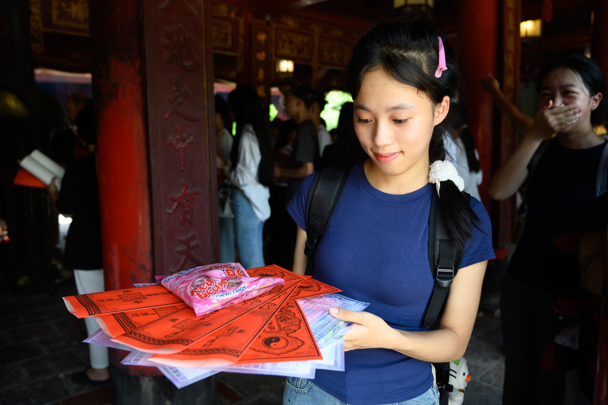 Văn Miếu, Việt Nam Quốc Tự kín sĩ tử đi cầu may: Người mang máy tính, người viết SBD, người lên TikTok tìm... văn khấn- Ảnh 10.
