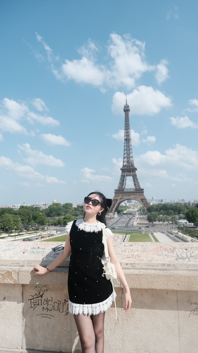 Soi 1 chi tiết trong ảnh đi Pháp của MC Quyền Linh và 2 con gái, mới thấy quan điểm dạy con của nghệ sĩ này nhất quán thế nào!- Ảnh 1.