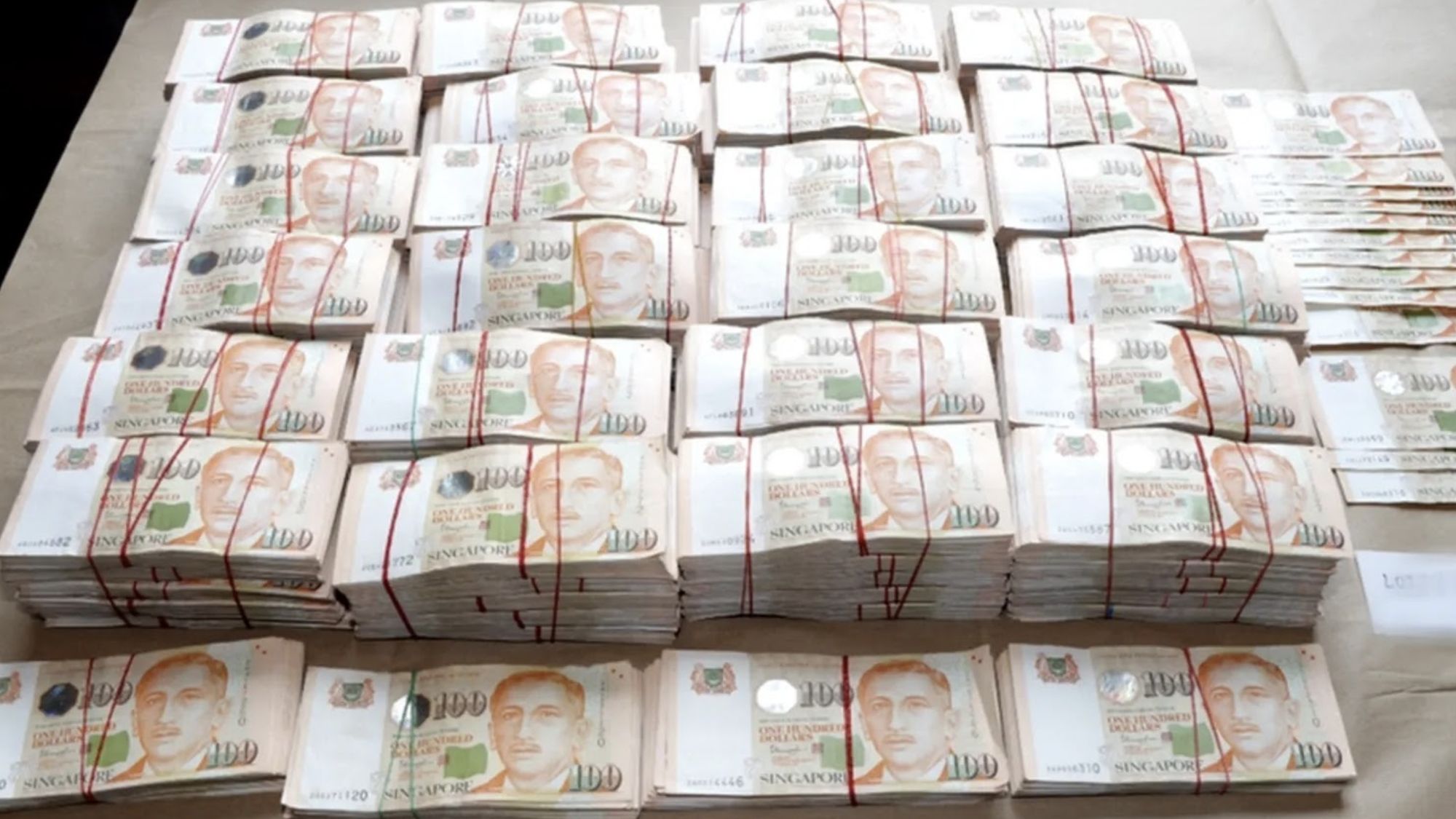 Hơn 20.000 tỷ đồng, 94 sổ đỏ và 250 túi hiệu bị thu giữ trong 1 căn hộ cao cấp tại Singapore- Ảnh 2. Hơn 20.000 tỷ đồng, 94 sổ đỏ và 250 túi hiệu bị thu giữ trong 1 căn hộ cao cấp tại Singapore- Ảnh 2.