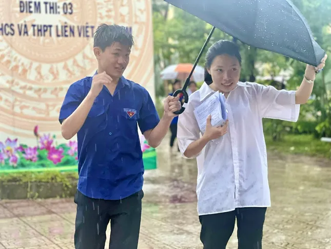 Thi Tốt nghiệp THPT: Đề ph&ograve;ng mưa to, th&iacute; sinh n&ecirc;n chuẩn bị quần &aacute;o dự ph&ograve;ng- Ảnh 1.